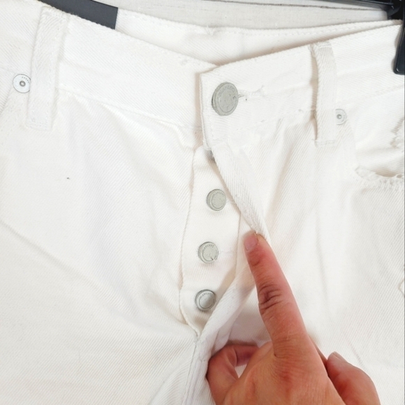 BLANKNYC DISTRESSED CUTOFF BUTTON FLY DENIM SHORTS IN WHITE, SZ 30 - Picture 4 of 14